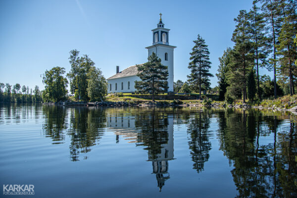 Kerk in Zweden aan een meer